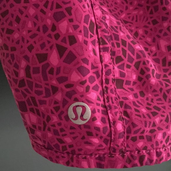 Lululemon Tracker Shorts - Size 4 - Picture 3 of 5